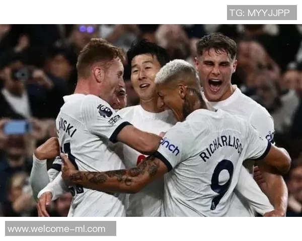 热刺球迷提前离场信心减弱球队保级前景堪忧 热刺球迷提前离场信心减弱球队保级前景堪忧